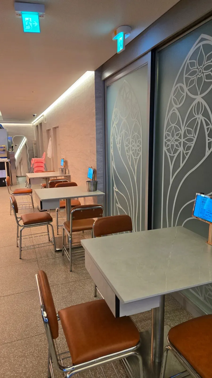 Widely spaced table seating at Narae Jokbal Songpa