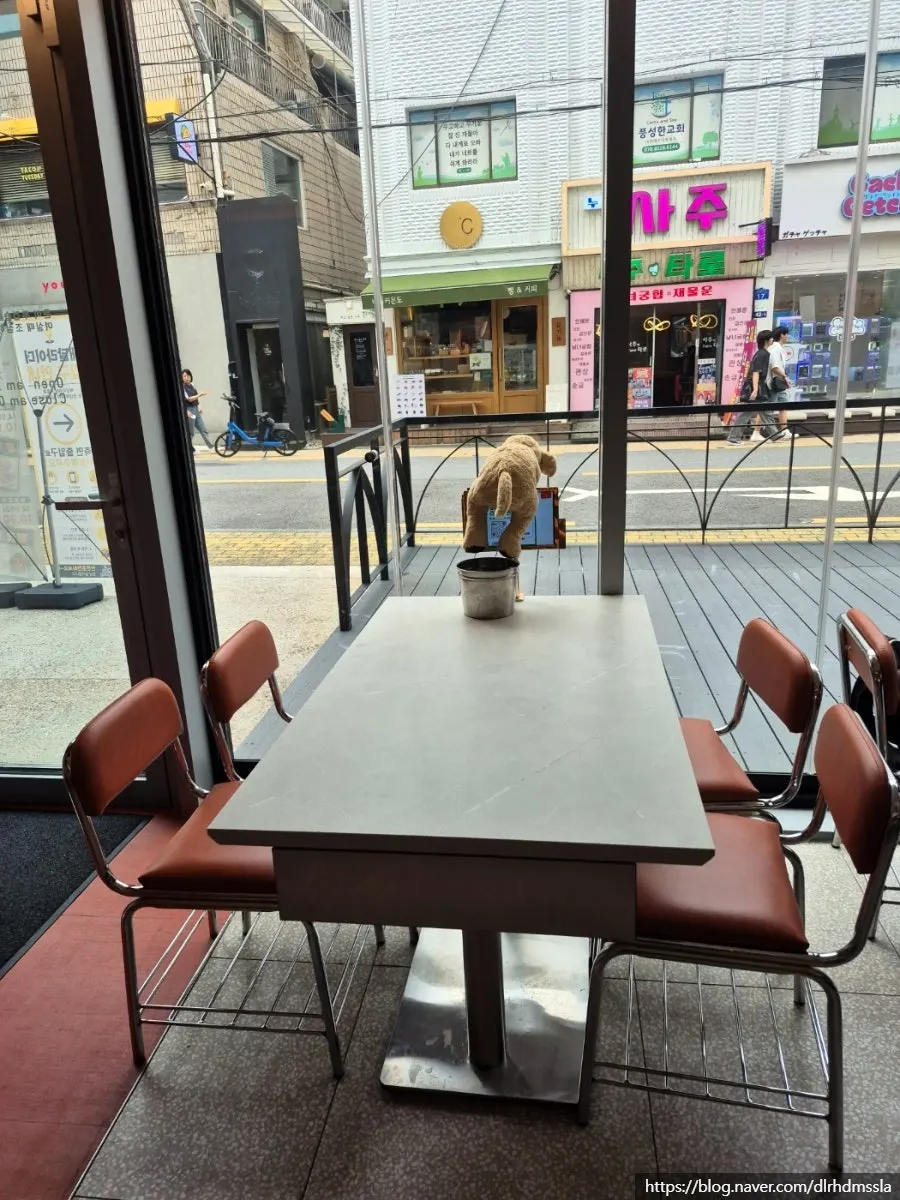 Board explaining Narae Jokbal's menu composition