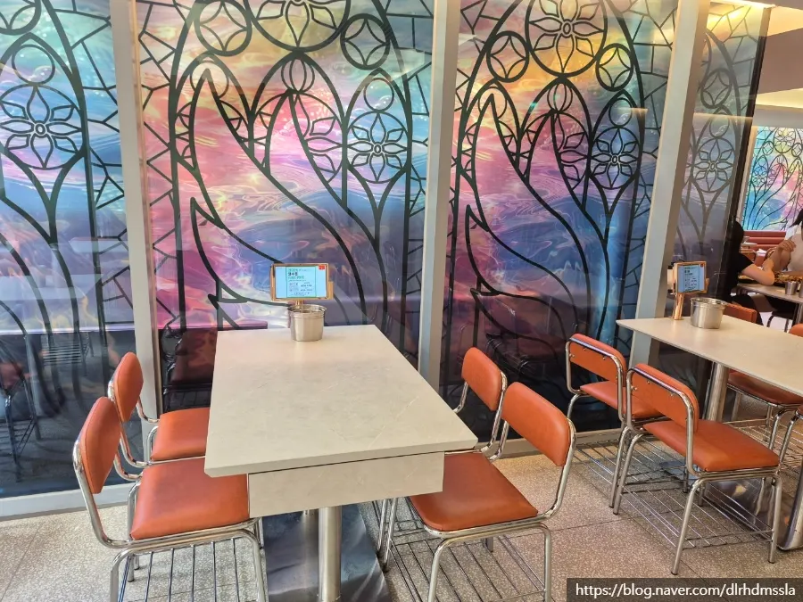 Spacious, café-like interior of Narae Jokbal