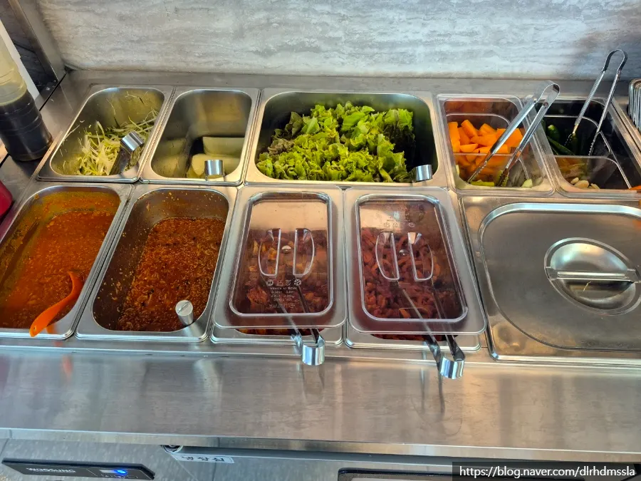 Narae Jokbal's side dish self-bar