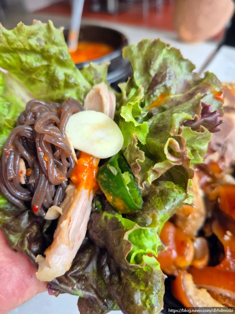 Makguksu mixed with fresh-fruit sauce