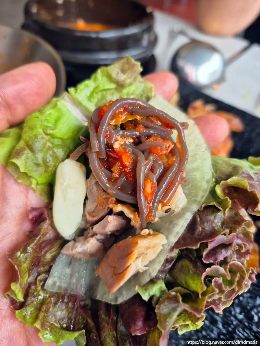 A plate combining makguksu and jokbal