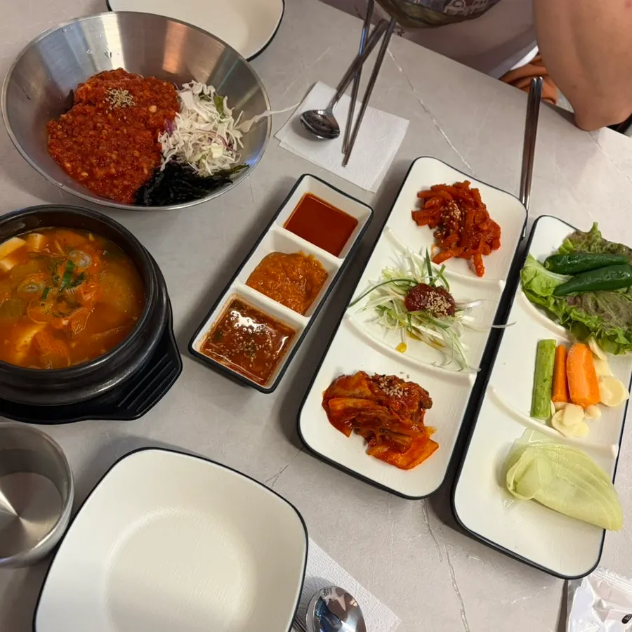 Makguksu mixed with the sauce