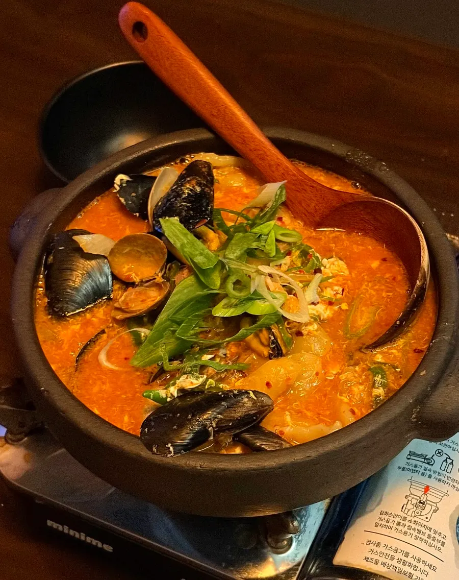 Seafood sujebi earthenware pot