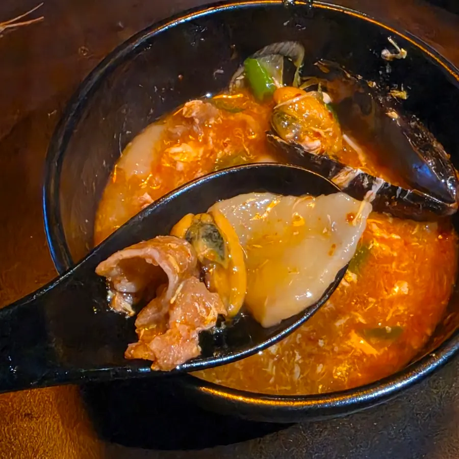 Spicy seafood earthenware-pot broth