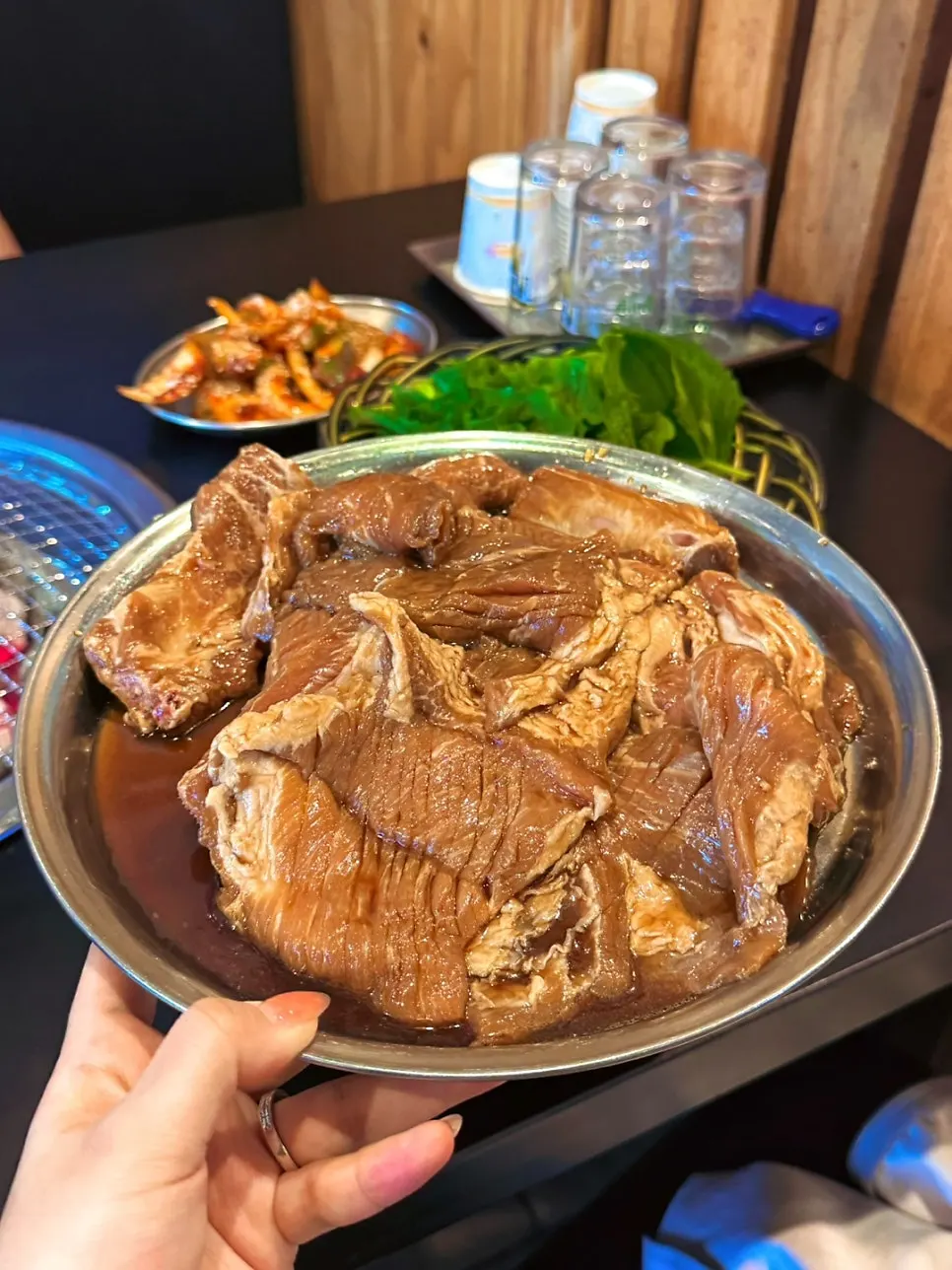 접시에 가득 담긴 양념돼지갈비 2+1
