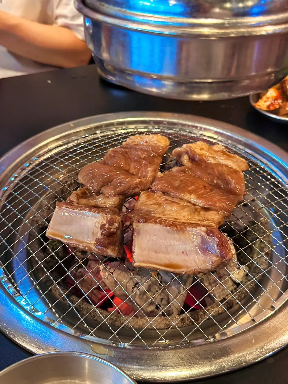 숯불 위에서 익어가는 양념돼지갈비