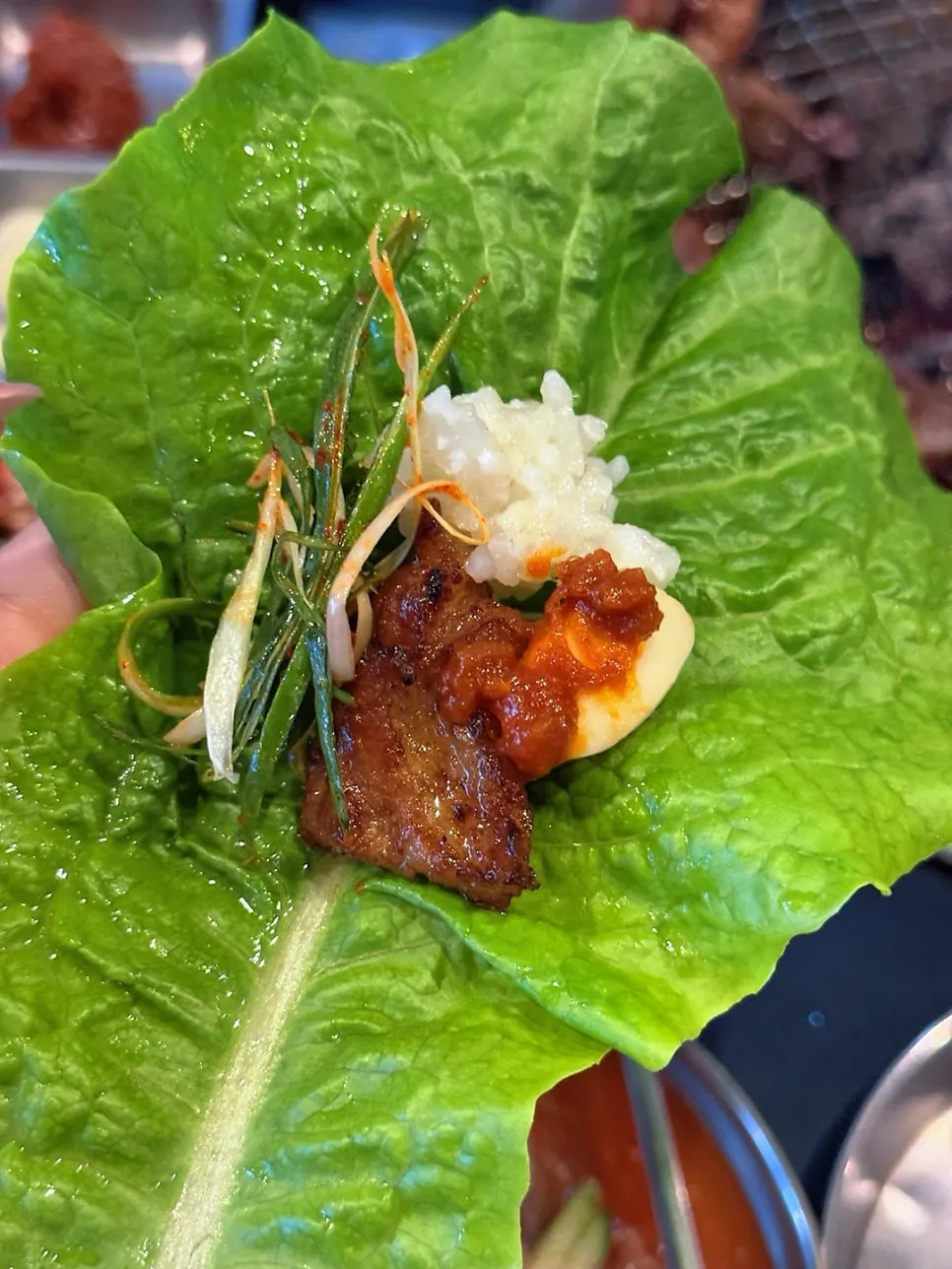 상추에 밥과 양념돼지갈비를 올린 쌈