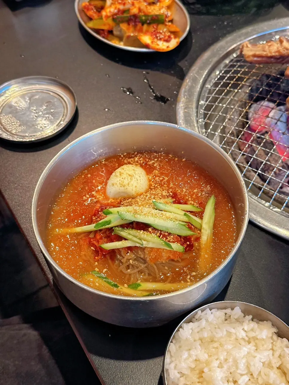 살얼음 육수에 다데기를 올린 반반냉면