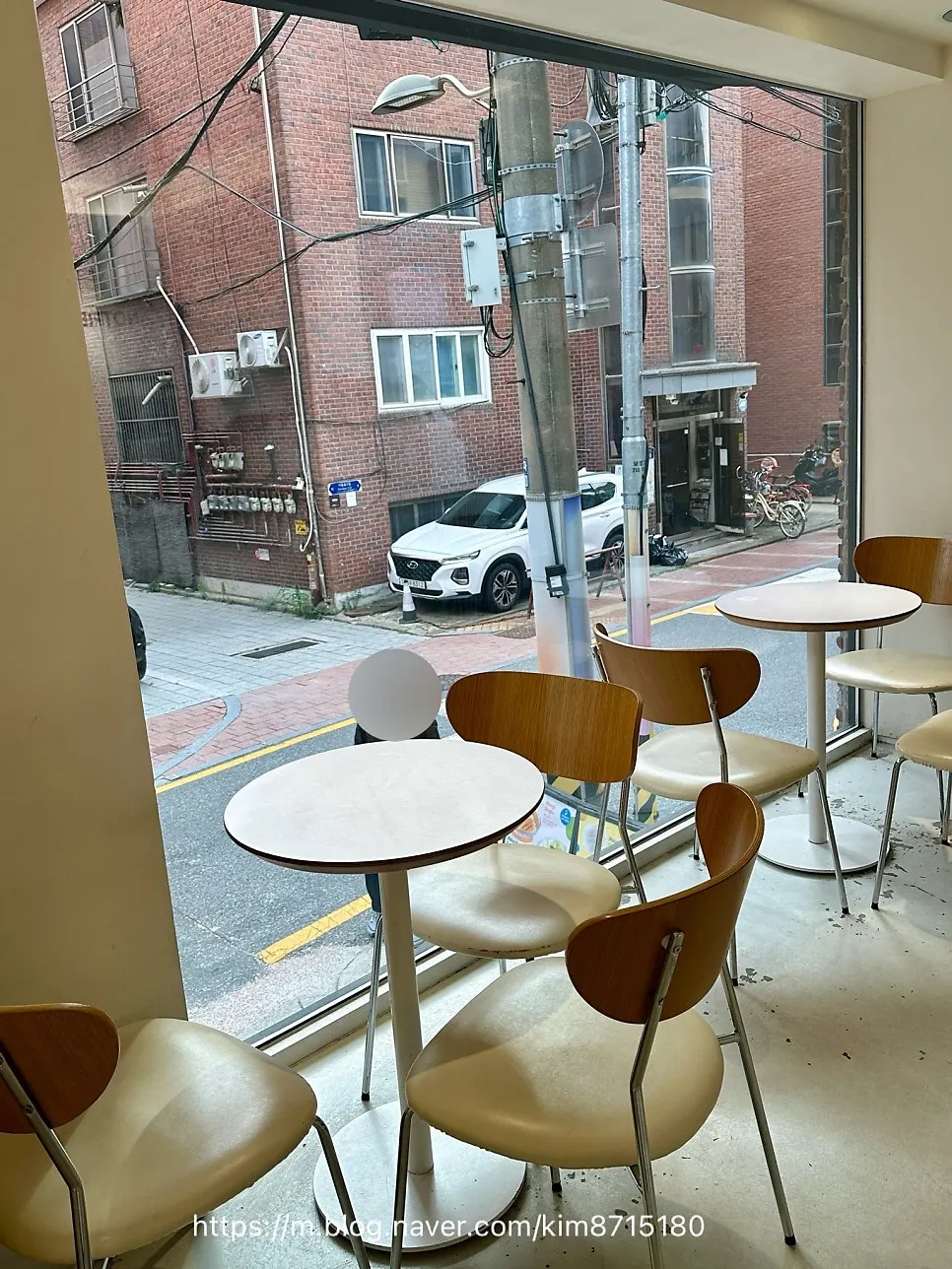 노틀던 매장 좌석과 차분한 분위기