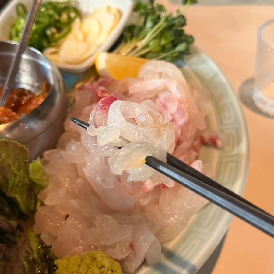Sea bream sashimi dipped in makjang sauce