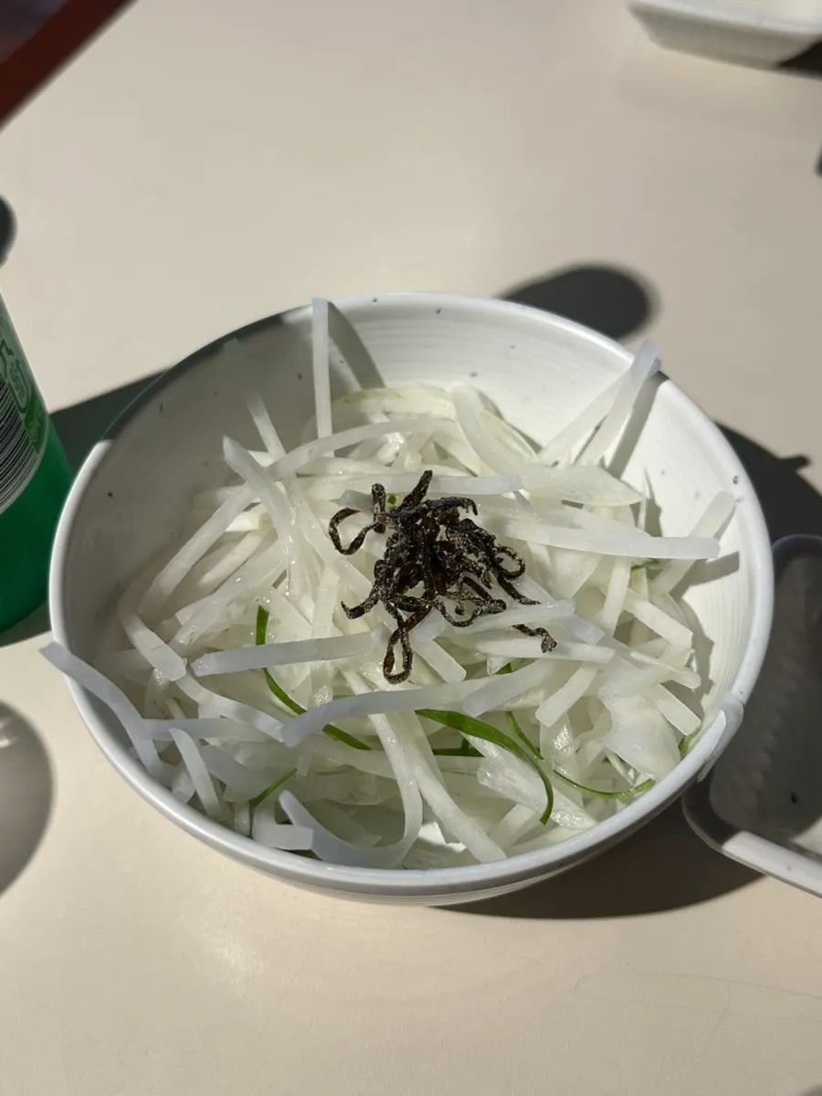 白蘿蔔絲上放著鹽昆布的基本小菜