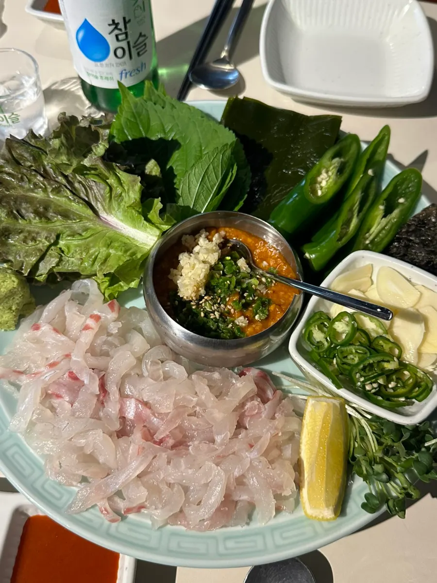 剛上桌的進酒式糯鯛生拌魚一桌