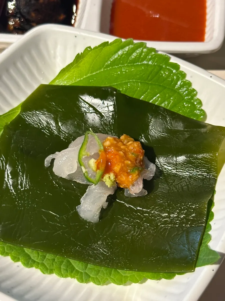 紫蘇葉上放著生拌魚與막醬的推薦組合