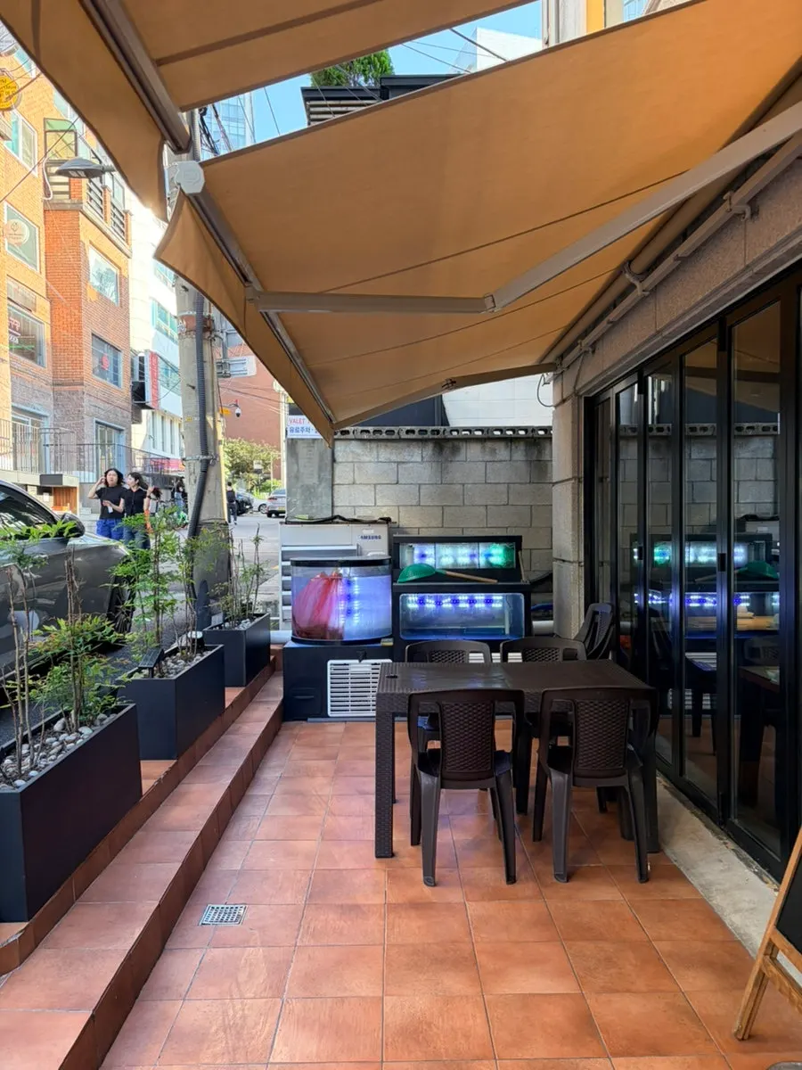Outdoor table seating at Negi Silbi Sinsa
