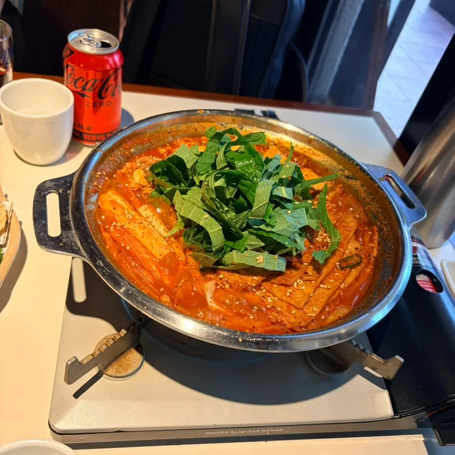 Tteokbokki topped with beef brisket