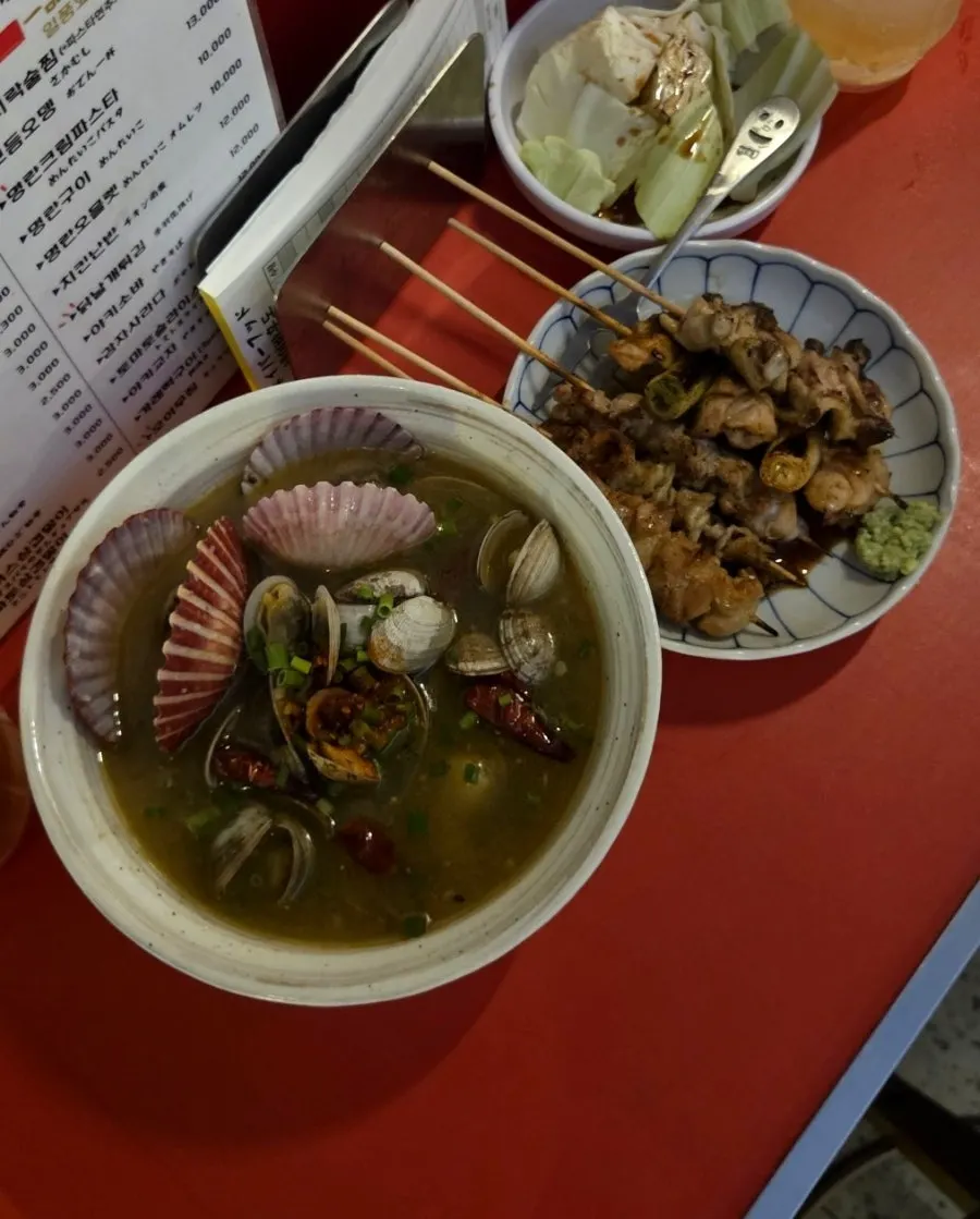산토리 잔에 담긴 얼그레이하이볼과 논알콜유자하이볼