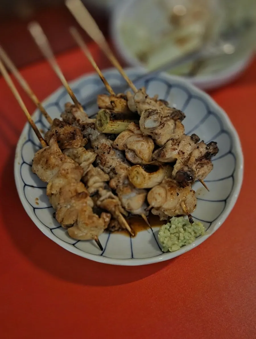 야키토리 5종과 바지락술찜이 차려진 빨간 테이블