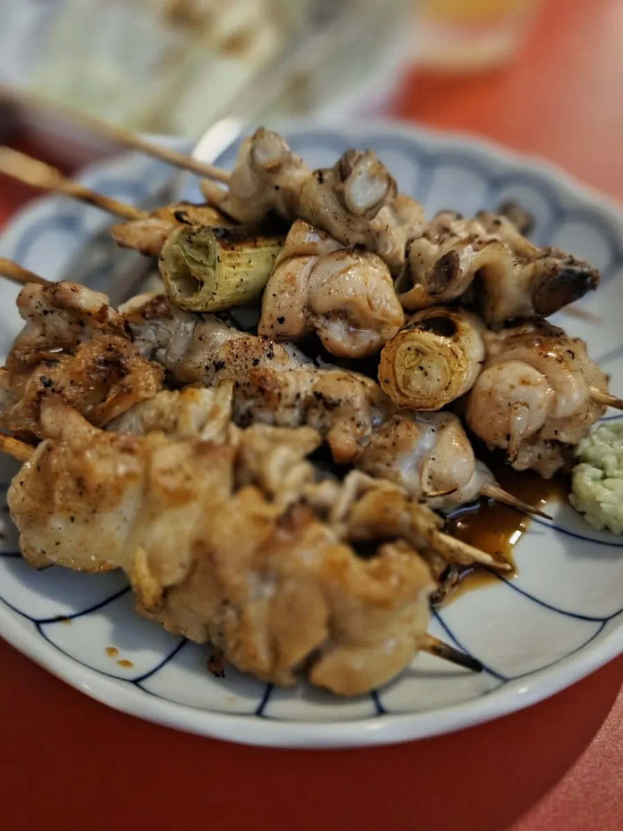 와사비가 곁들여진 야키토리 꼬치 한 접시