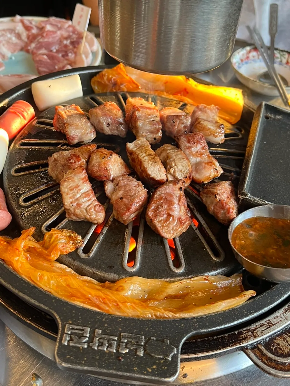 Aged kimchi and rice cake grilled at the edge of the mixed grill pan