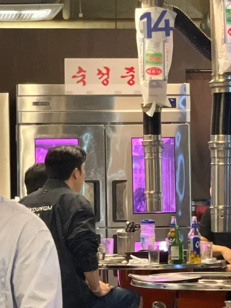 넙딱집 삼송점 실내 소품과 벽면 장식