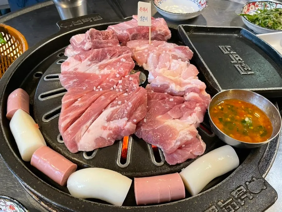 상에 차려진 생갈비와 기본찬