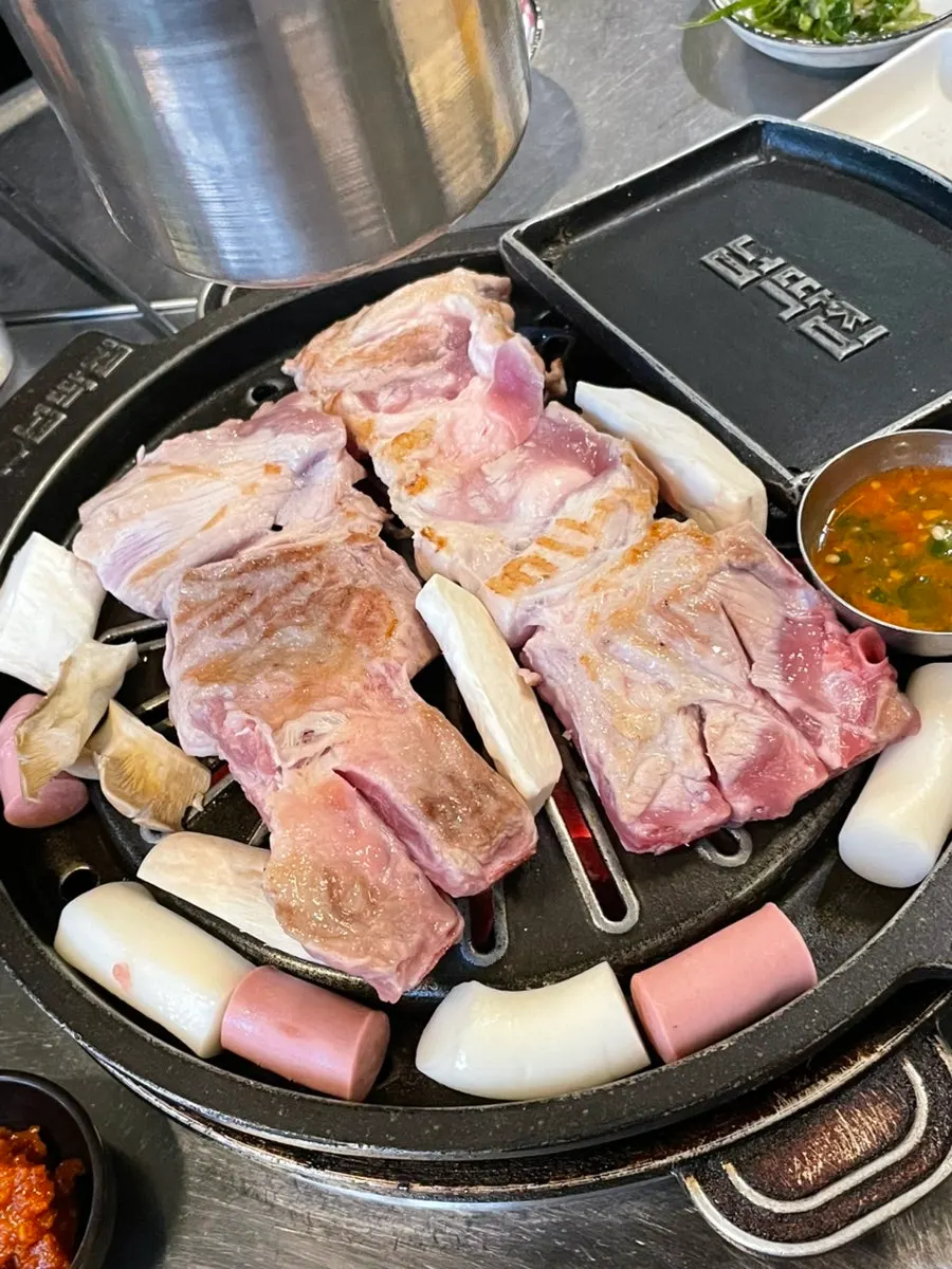 두툼하게 썰린 산청흑돼지 생갈비