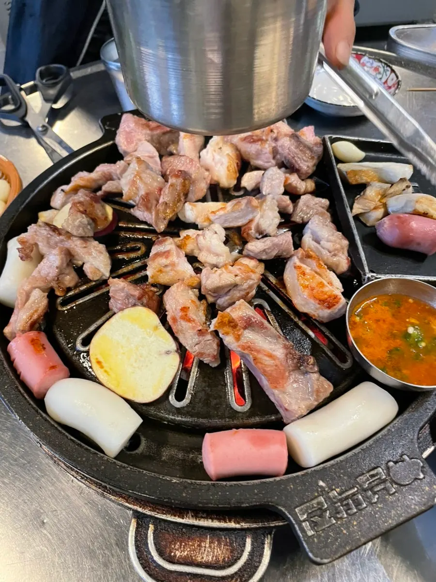 불판 위에서 구워지는 생갈비