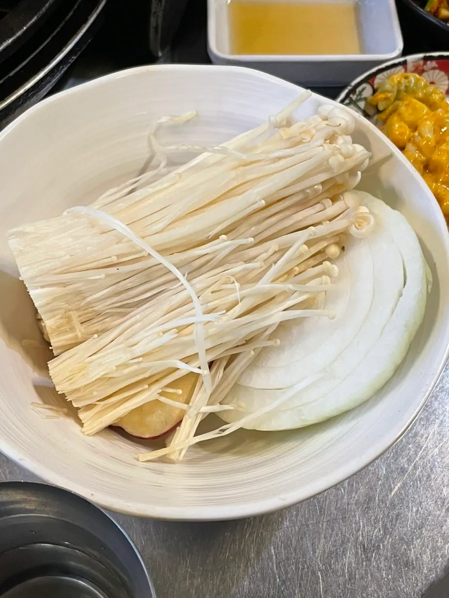 구운 고기와 반찬을 함께 담은 접시