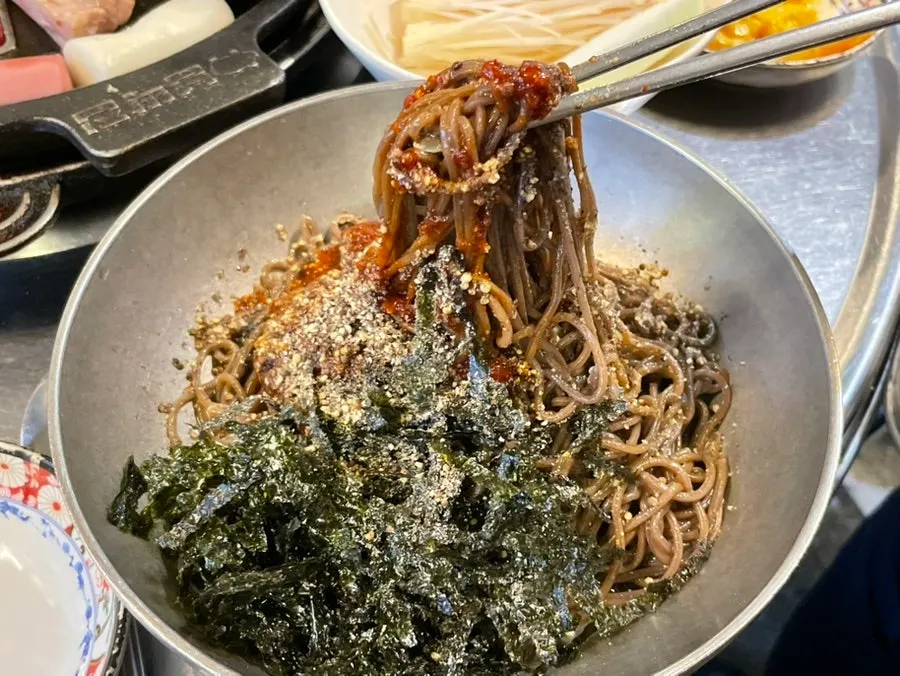 셀프바에 놓인 반찬과 집기