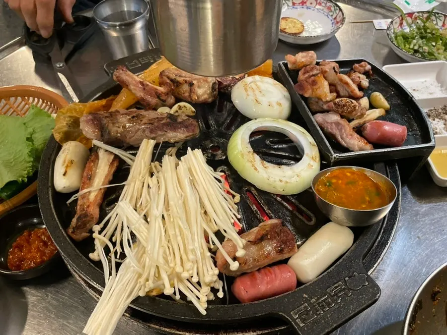 고기와 막국수로 마무리한 식사 자리