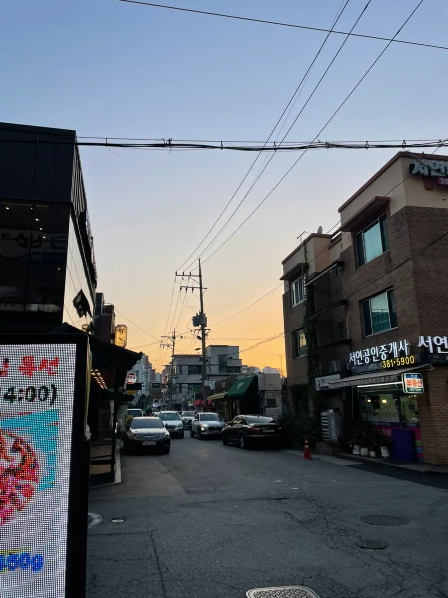 고깃집 앞에서 바라본 맑은 날 풍경
