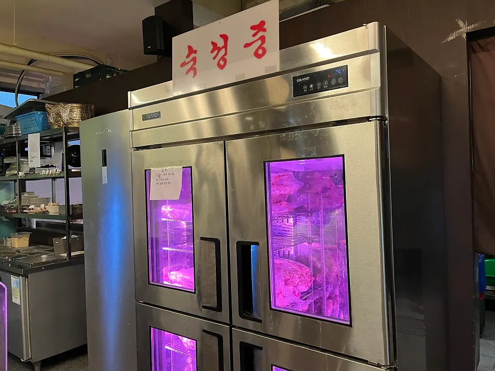 店内にある肉の熟成用冷蔵庫