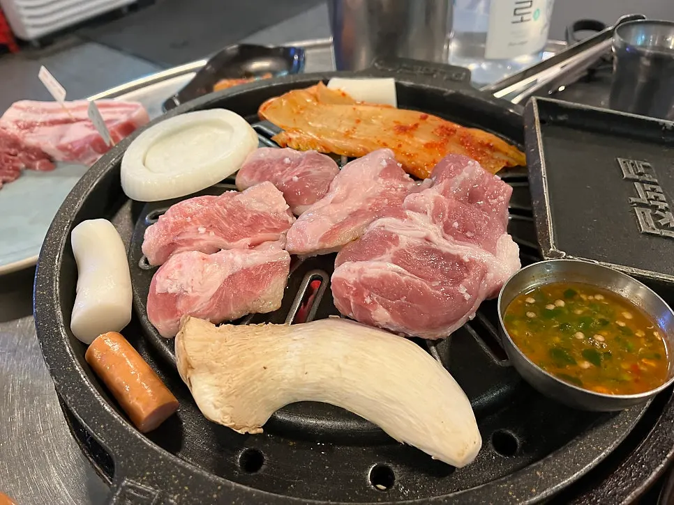 鉄板にのせたネクシムとサイッサル