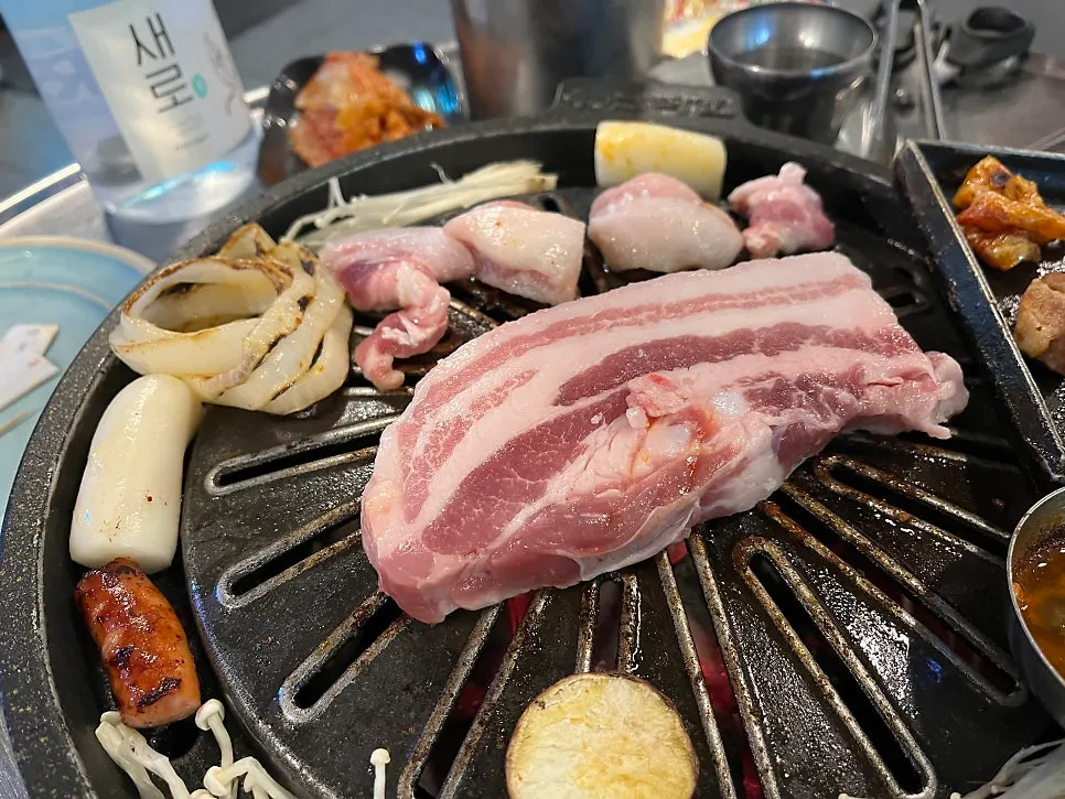 サンチュにッコドゥルサルとニンニクをのせた包み