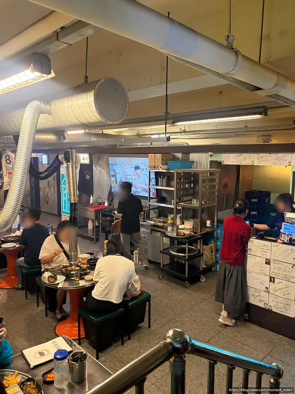 Neopttakjip Samsong Branch crowded with evening diners
