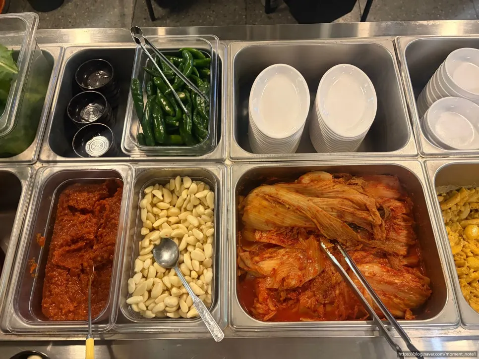 Vegetable section of the self-serve bar at Neopttakjip Samsong Branch