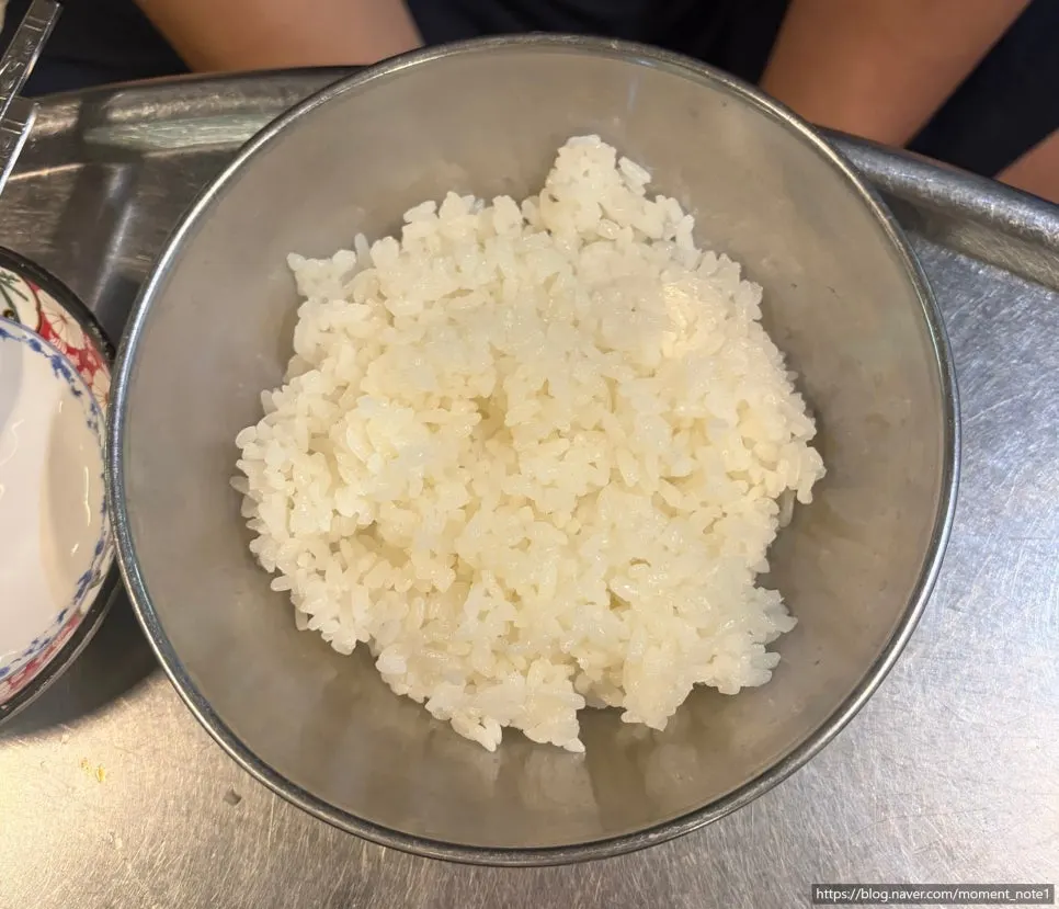 Meat dipped in sesame oil, perilla seed powder, and salt