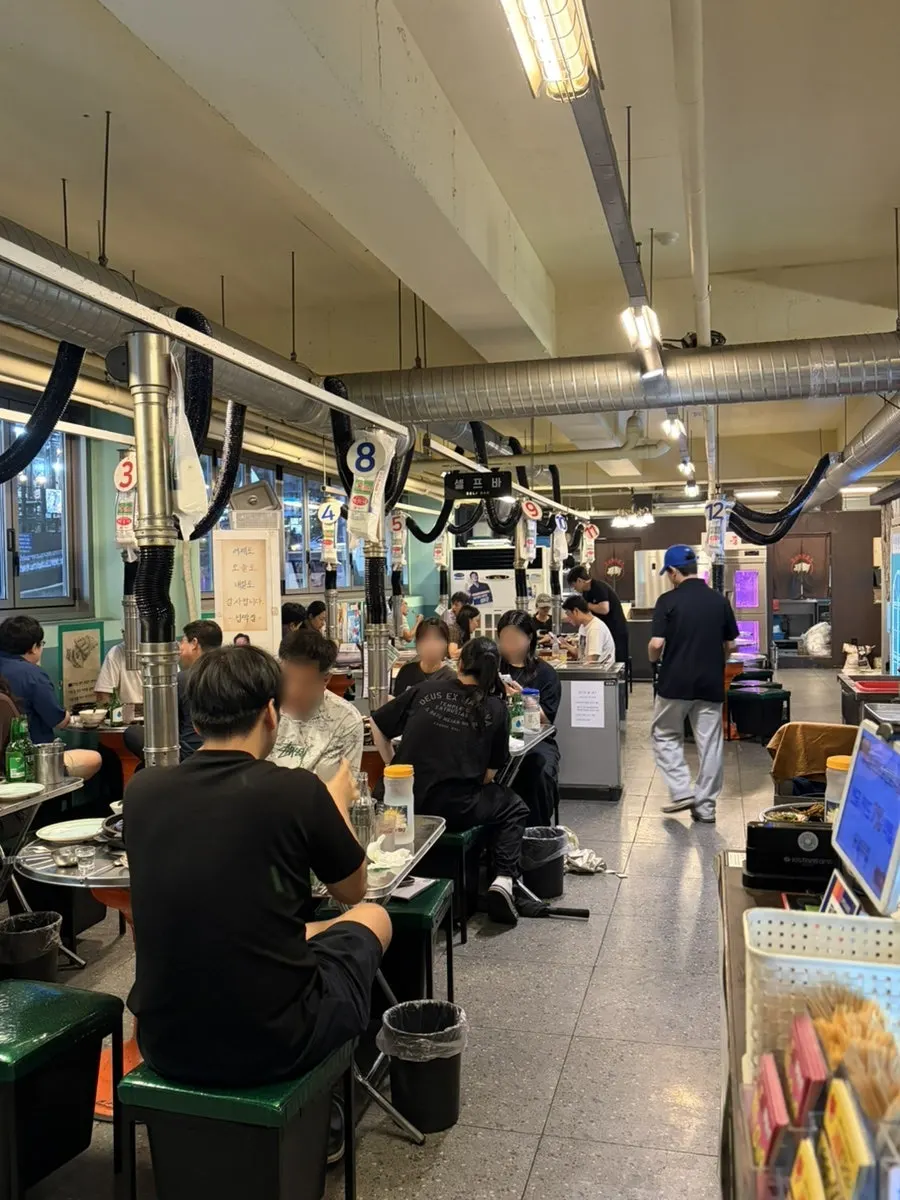 Overall view of the interior of Neopttakjip Samsong Branch