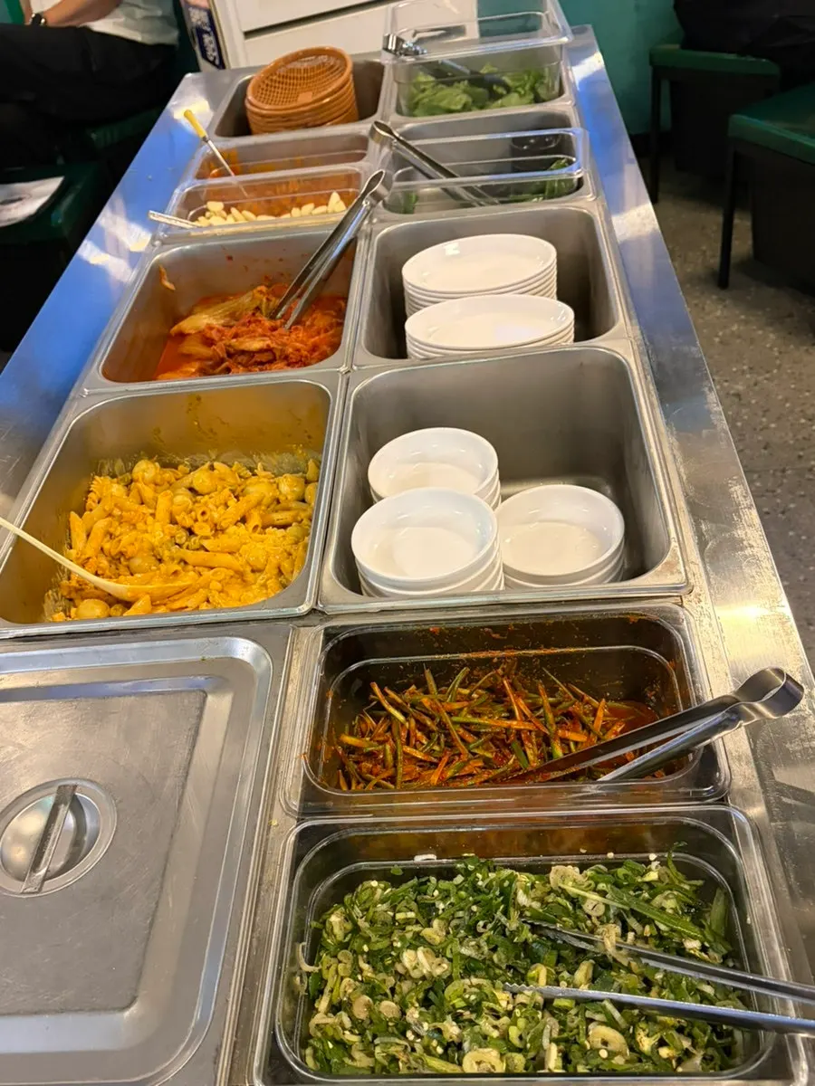 Self-serve bar set up in the middle of the restaurant