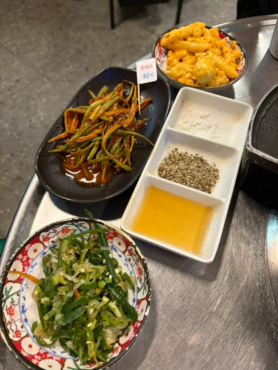 Spread of side dishes at Neopttakjip Samsong Branch