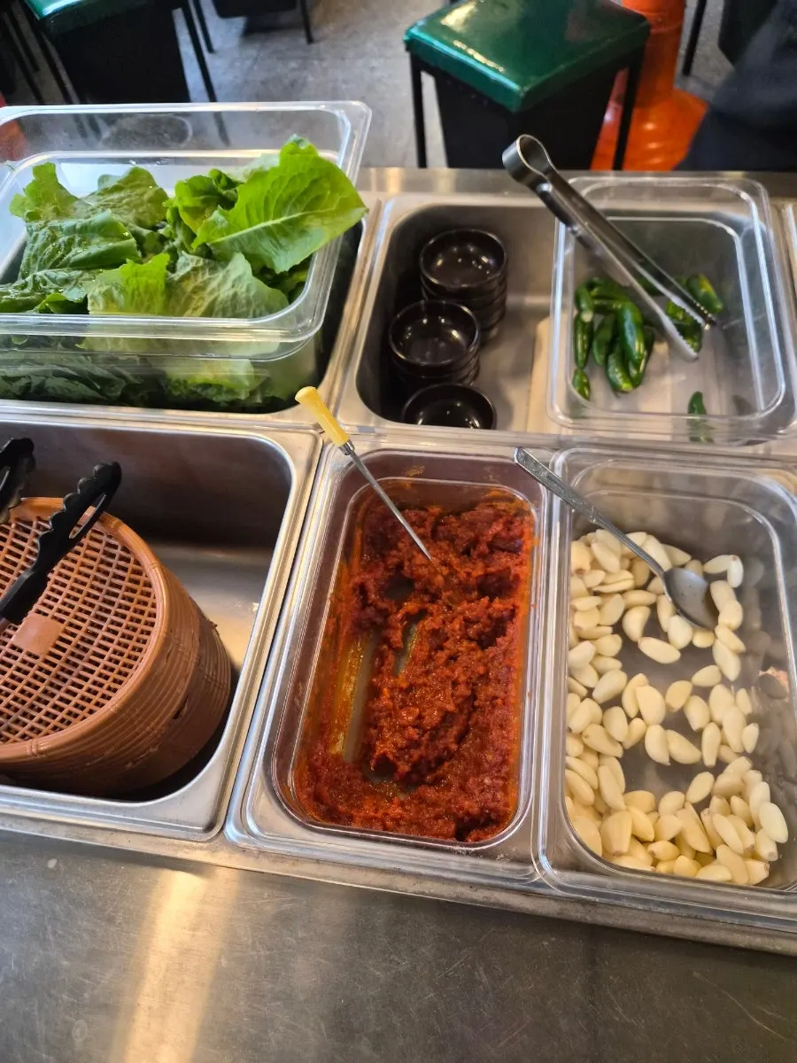 넙딱집 삼송점 셀프바 쌈과 반찬