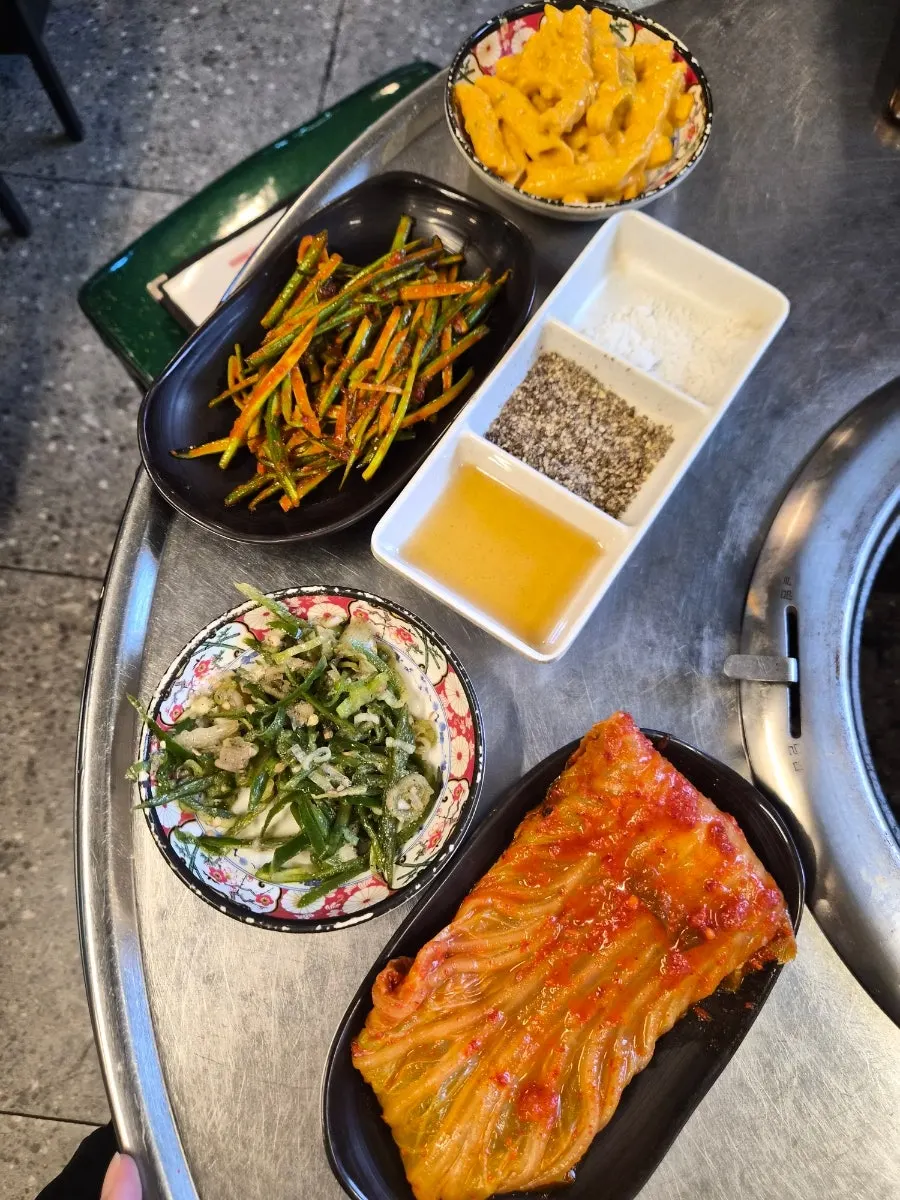 김치와 마늘쫑 무침 등 밑반찬 상차림