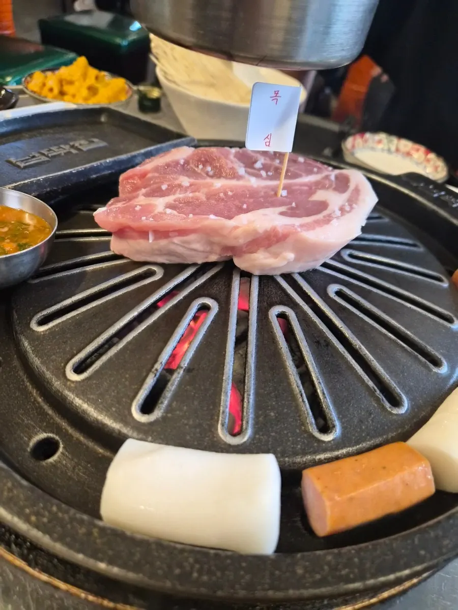 불판 위에서 익어가는 돼지고기