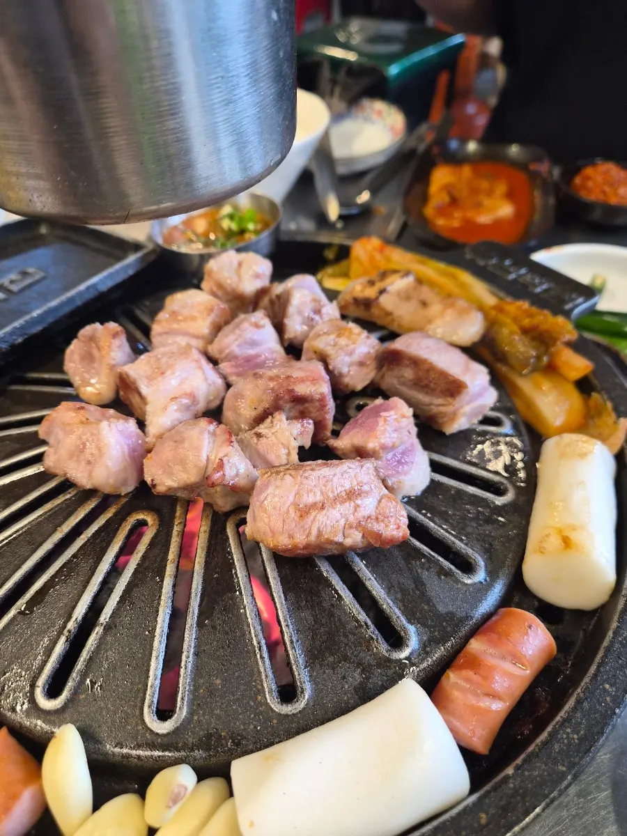 목살과 김치를 함께 굽는 불판