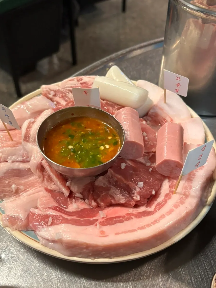 Mixed grill table setting at Neopttakjip Samsong Branch