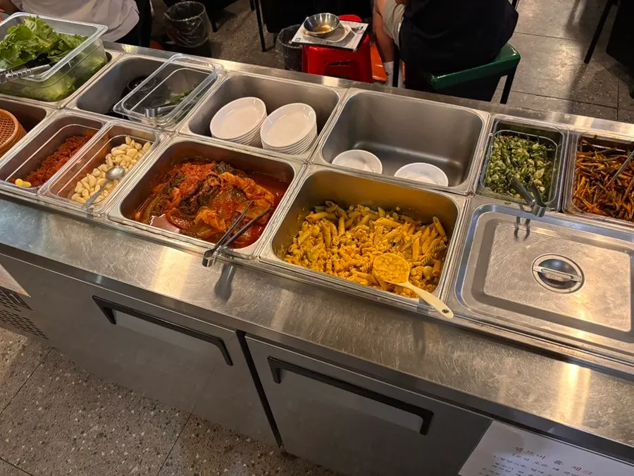 Basic side dishes and curry macaroni salad at Neopttakjip