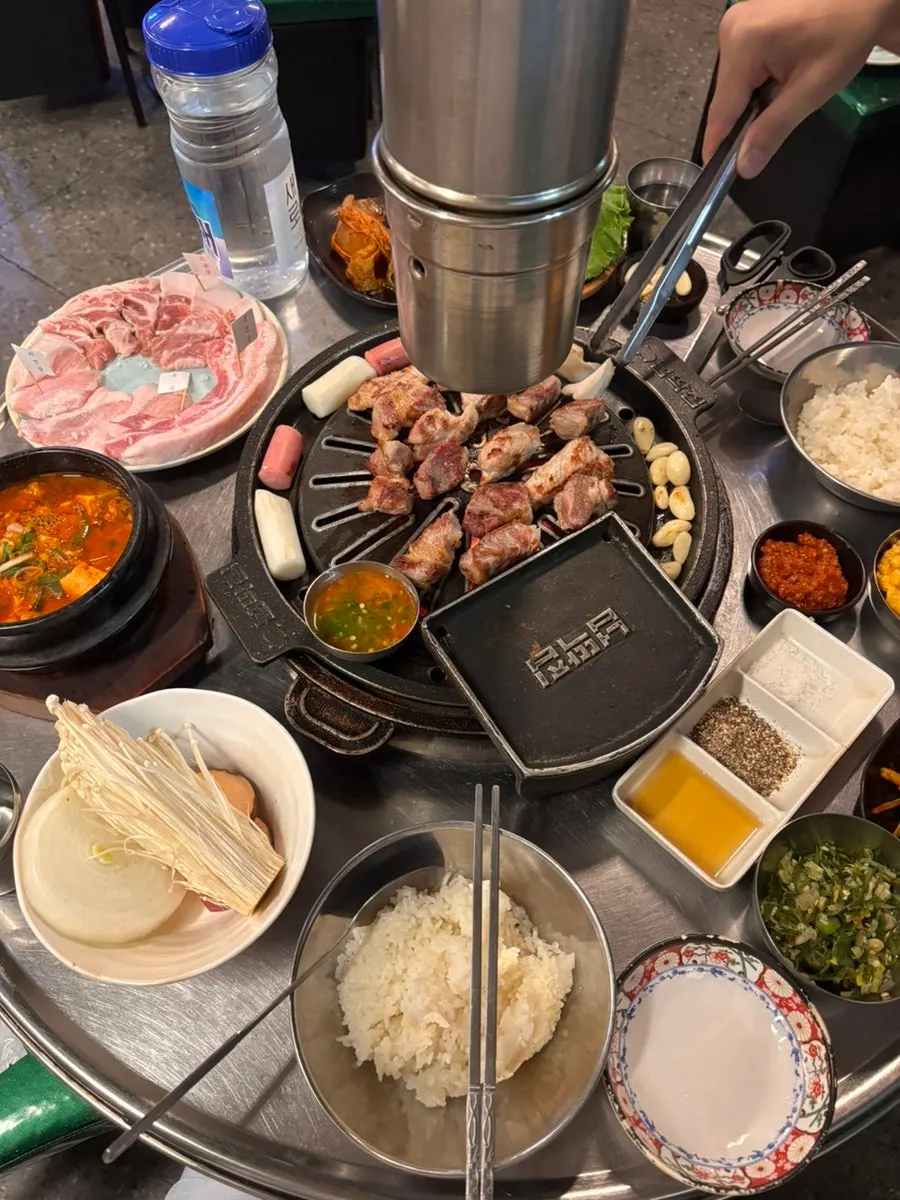 Mixed grill on the cast-iron grill plate