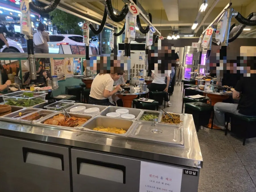 Lively dining hall at Neopttakjip Samsong Branch