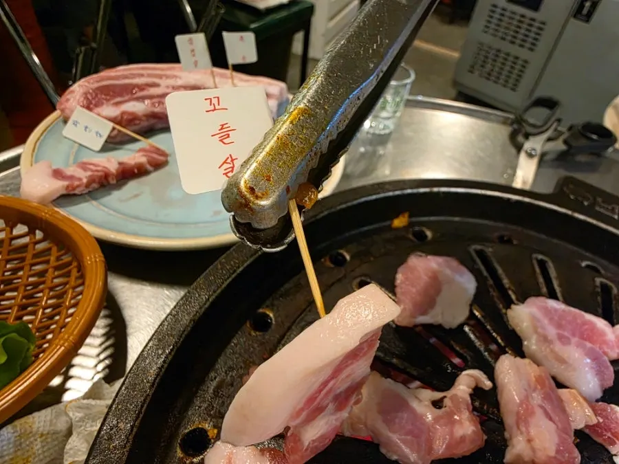 Cross-section of samgyeopsal cut with scissors